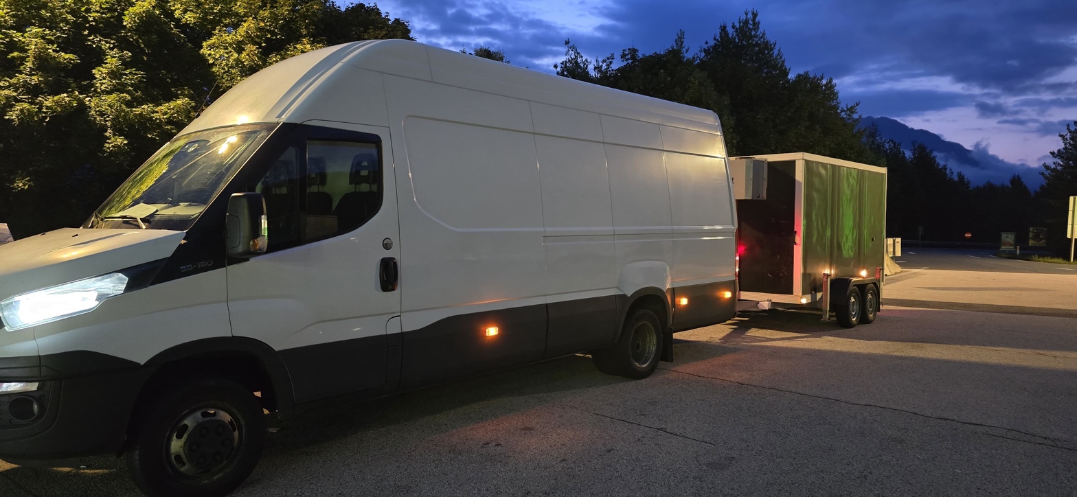 Iveco Transporter mit Anhänger - Fernumzug Wien Europa